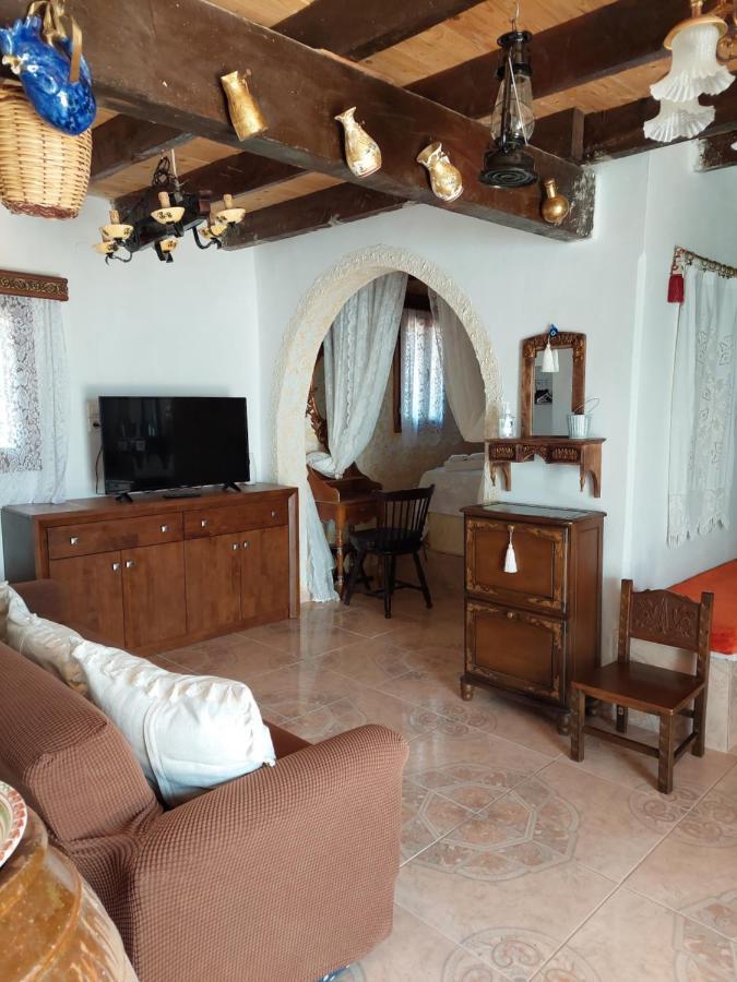Lakena Traditional House Menetai Luaran gambar